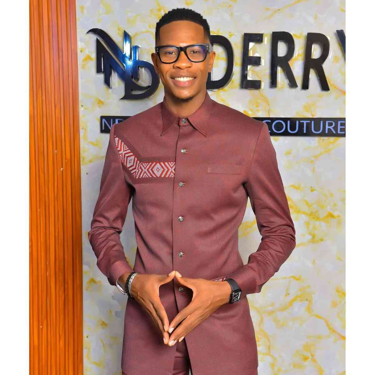 Costume africain homme bordeaux élégant motif ethnique, style moderne chic