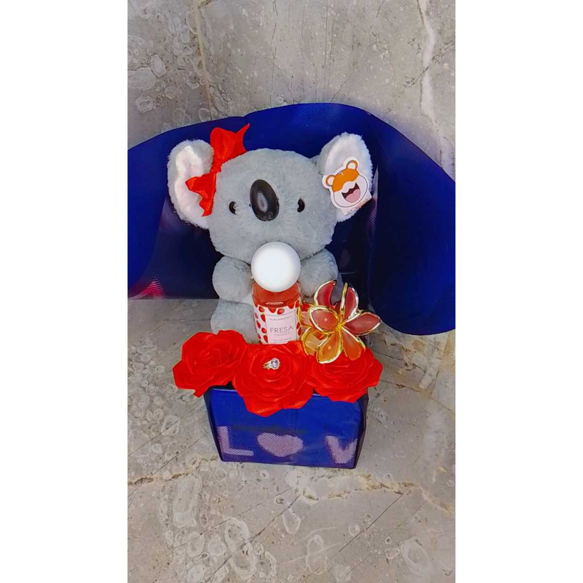 Coffret cadeau romantique : peluche, parfum et fleurs – Idée Saint-Valentin