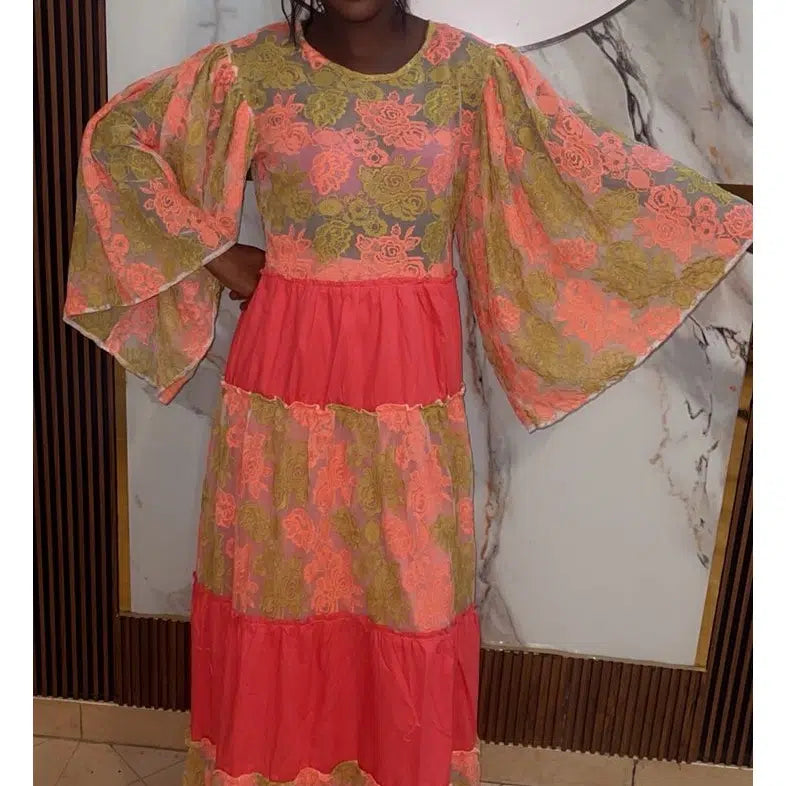 Robe longue corail élégante pour mariage avec motifs floraux