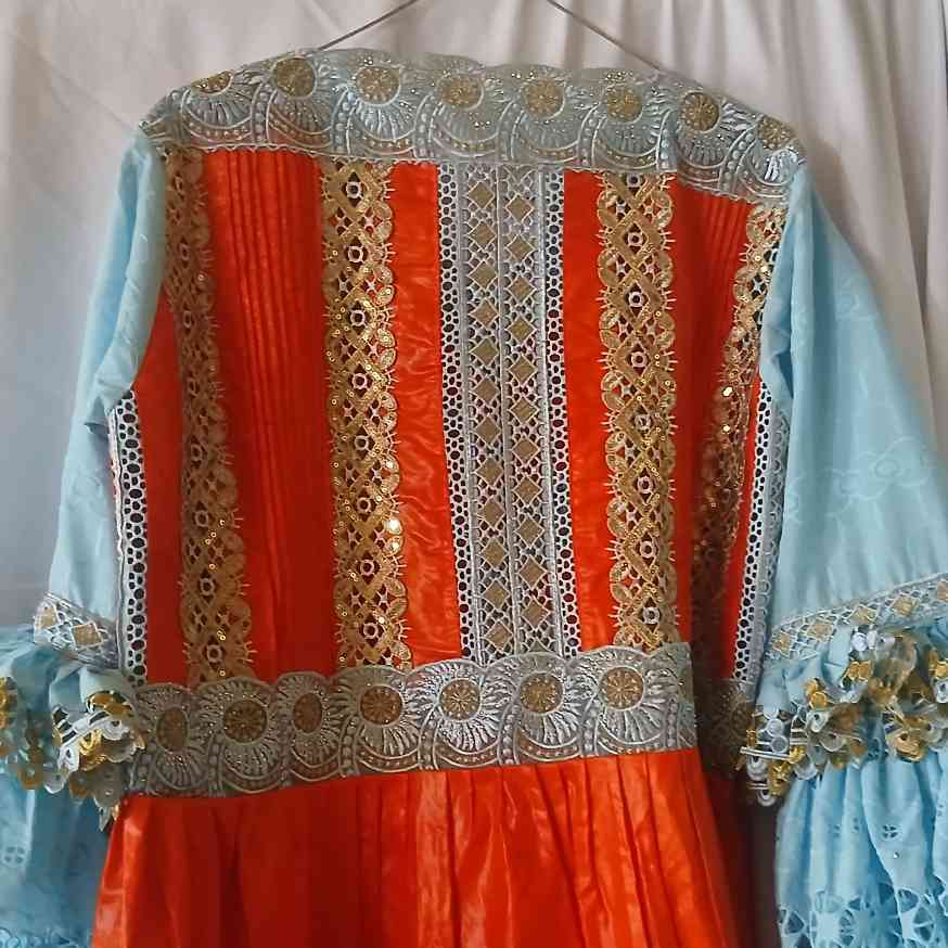 Robe bazin femme orange brodée bleu, élégante cérémonie ou soirée