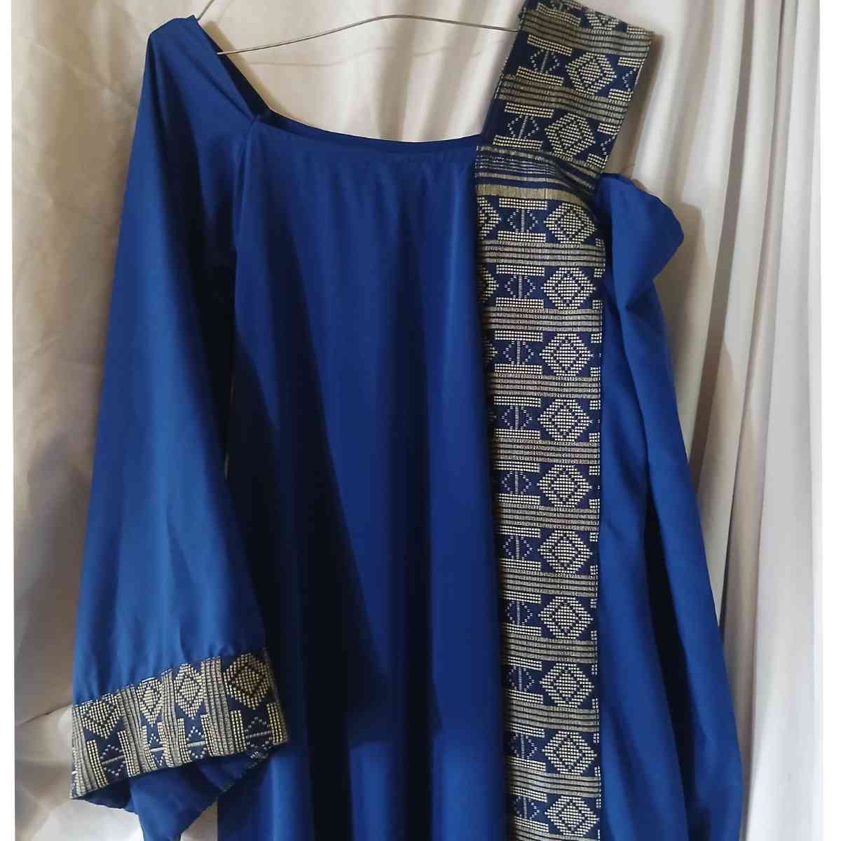 Robe en soie bleue femme Guerlain élégante, longue et chic cérémonie