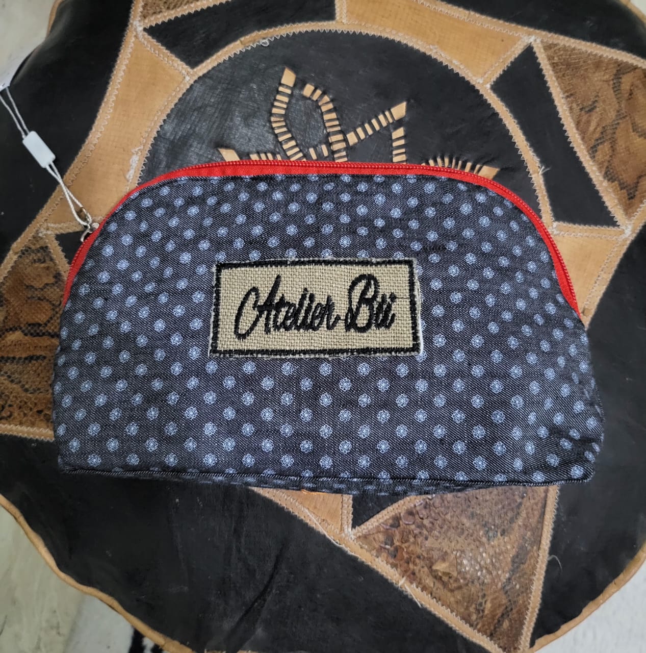 trousse tissu élégante en motifs géométriques et fleurs