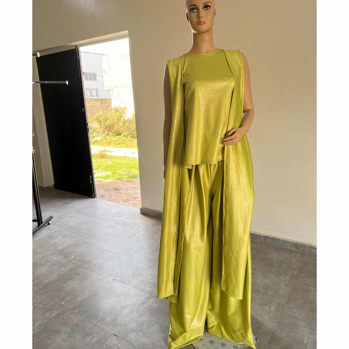 Ensemble Avant-Garde Lime - Élégance Moderne en Tissu Léger