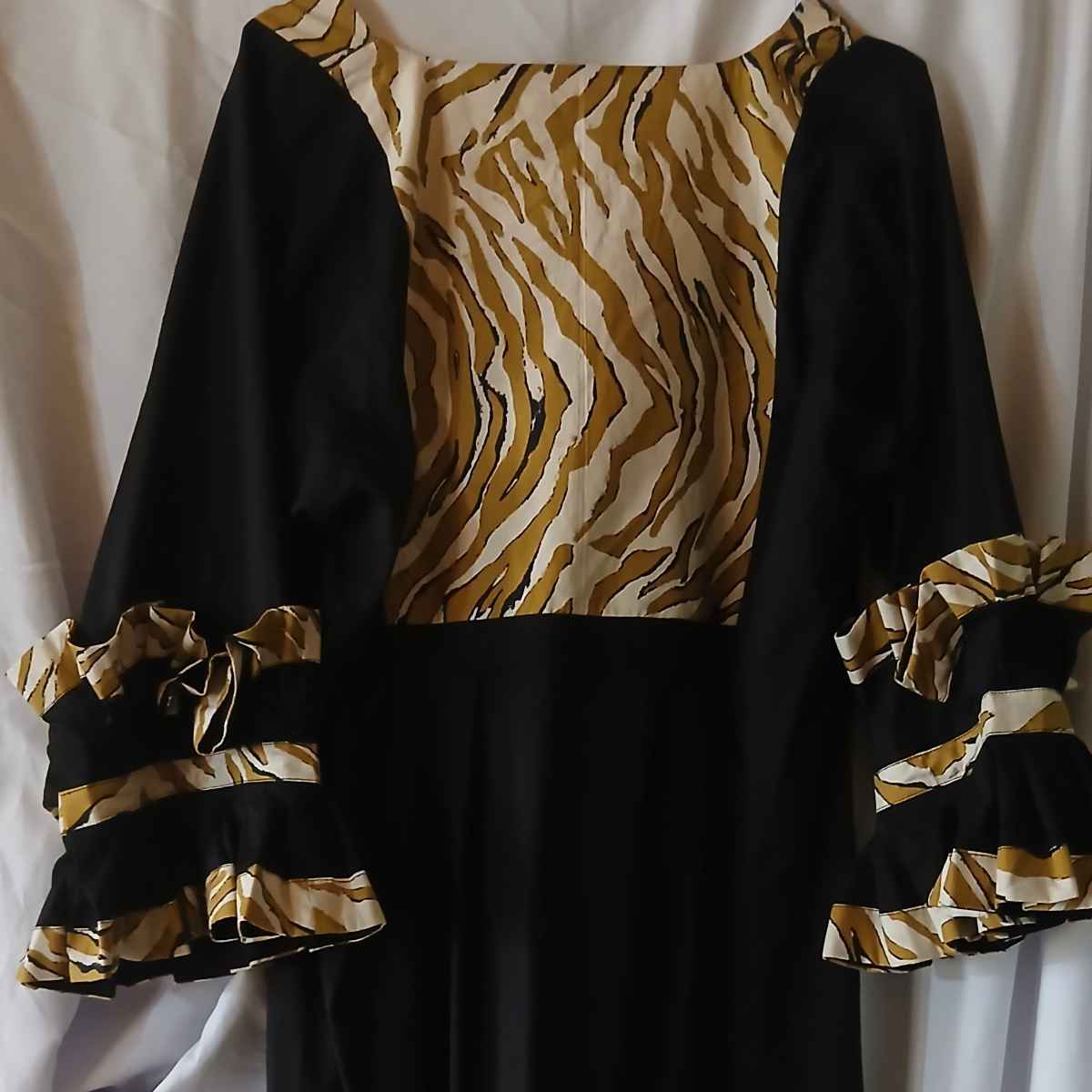 Robe lin noire femme chic avec wax beige doré, élégante soirée ou bureau