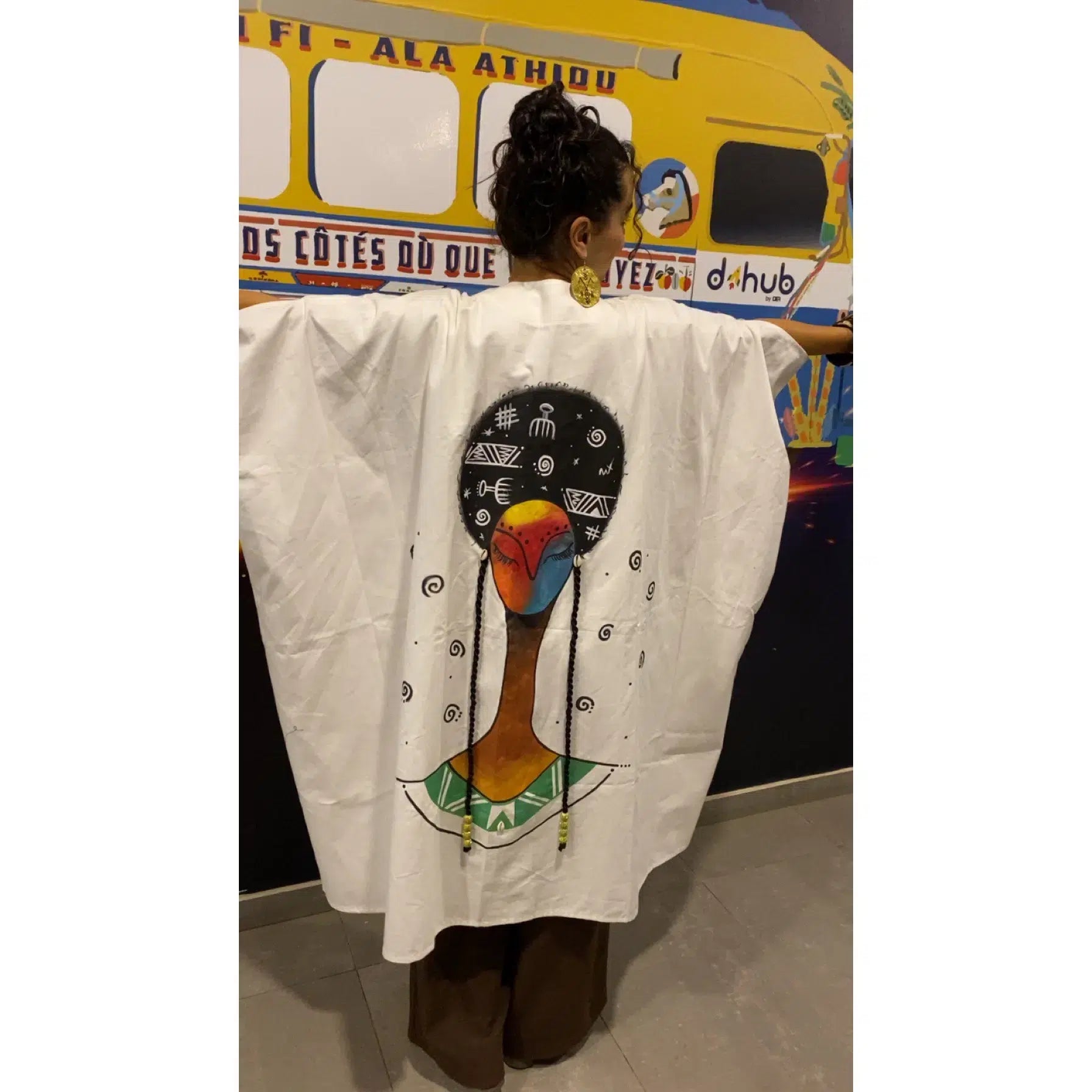 Kimono ample blanc pour femme peint à la main design africain