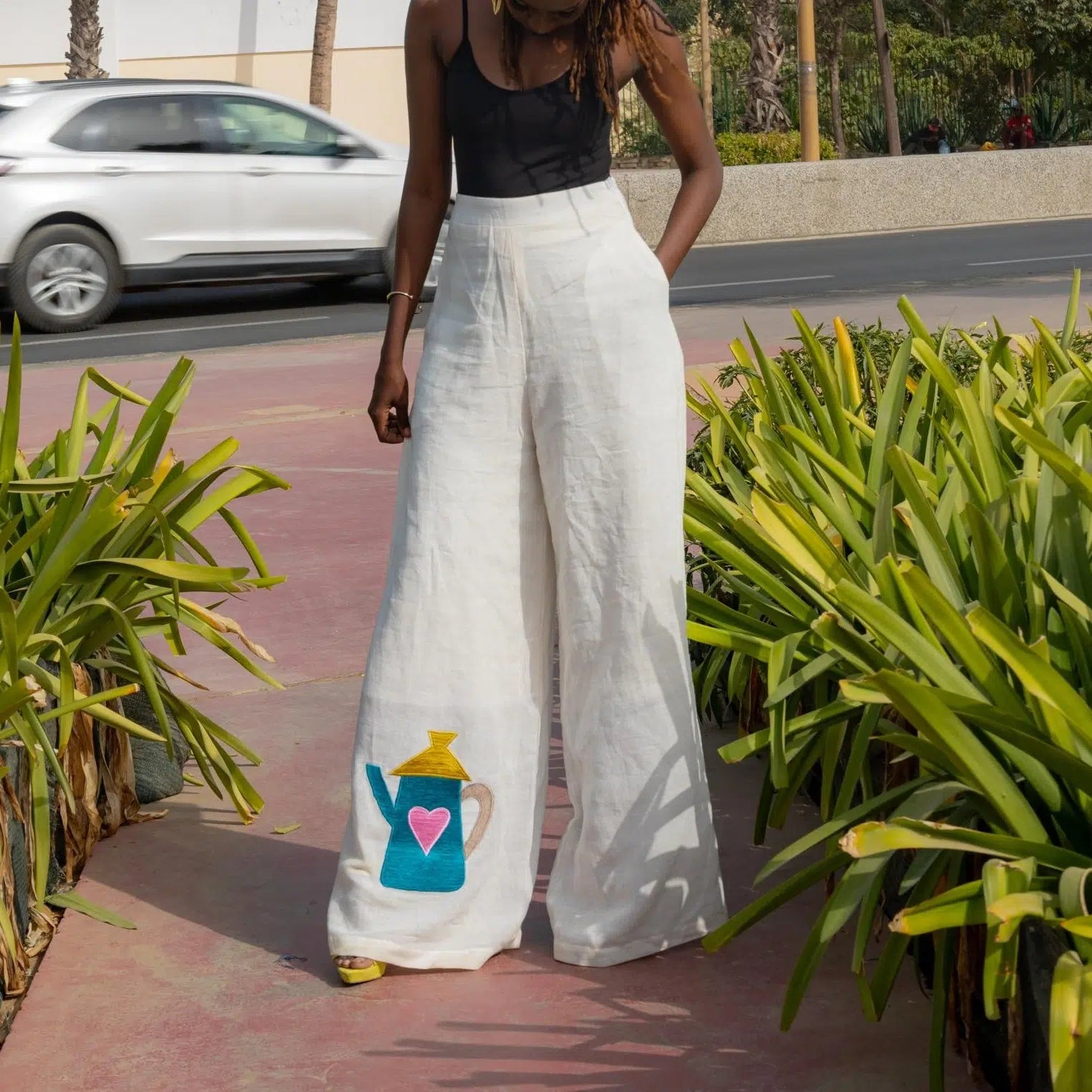 Pantalon large en lin blanc brodé