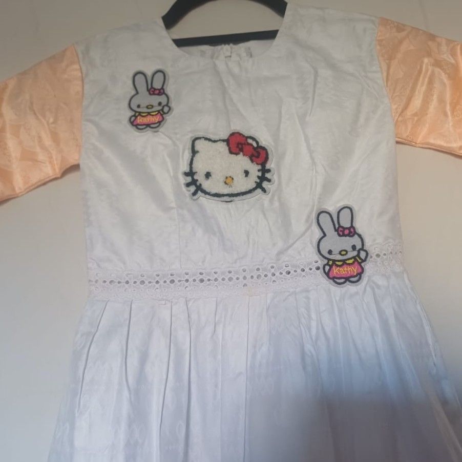 Robe petite fille cérémonie satin dentelle, motif chat et lapin pastel chic