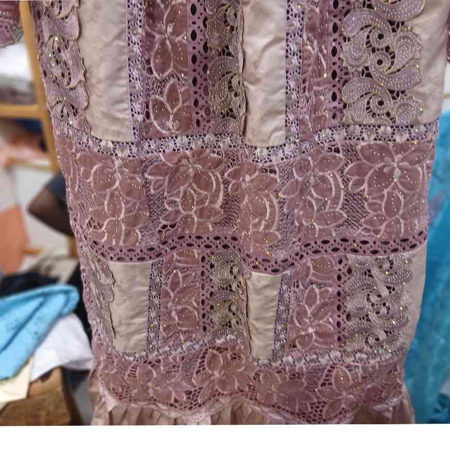 Robe dentelle champagne rose saumon élégance irrésistible