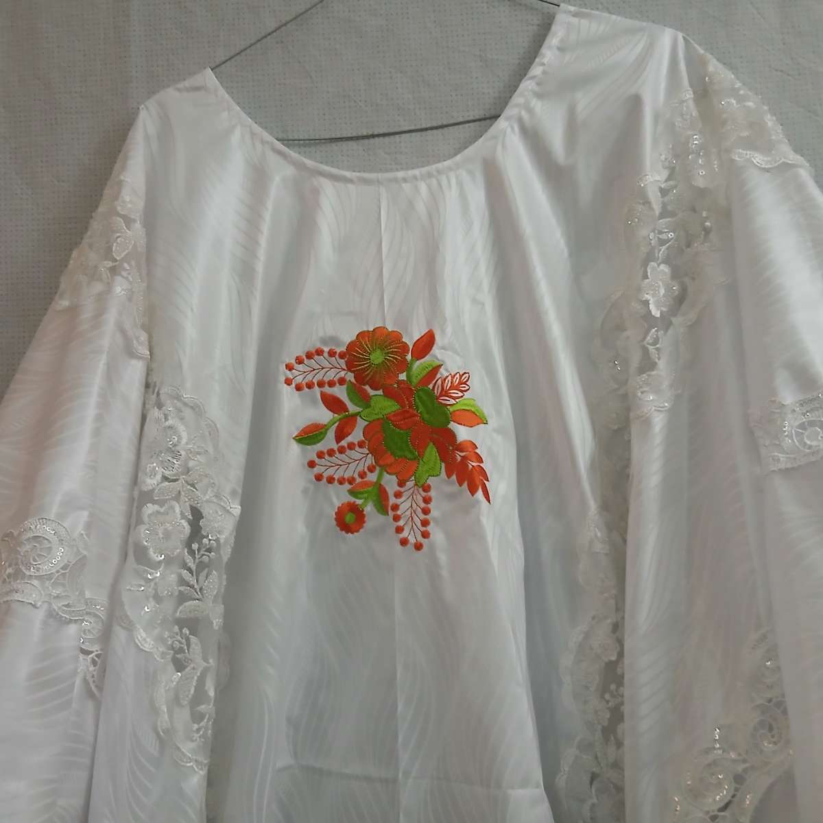 Boubou femme blanc brodé élégant, robe traditionnelle mariage broderie orange