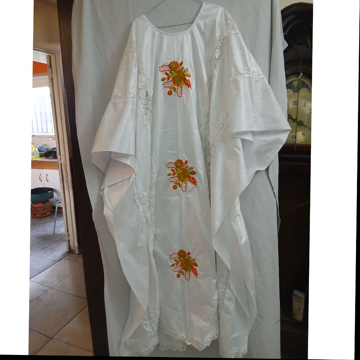 Boubou femme blanc brodé élégant, robe traditionnelle mariage broderie orange