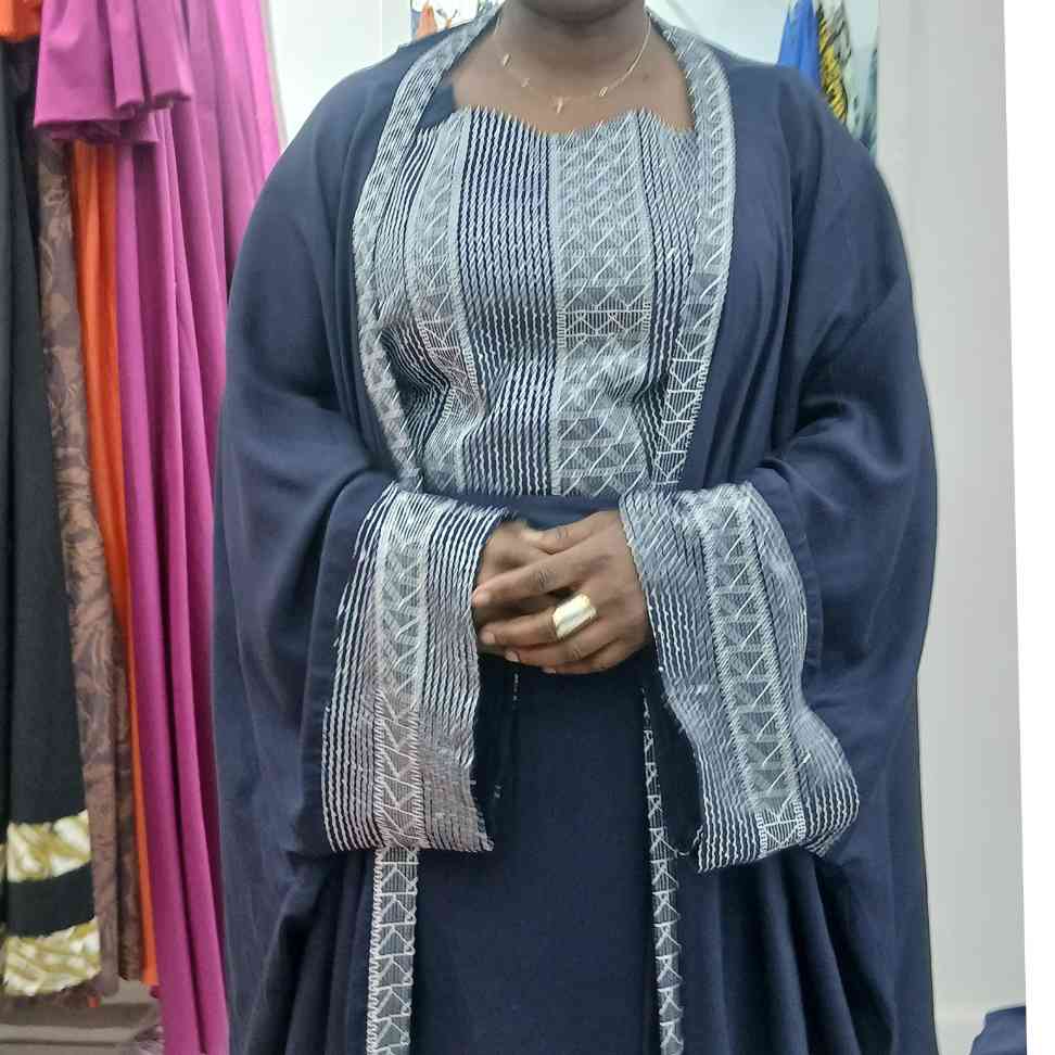 Kaftan Élégance de Minuit - Broderie Argent sur Bleu Marine