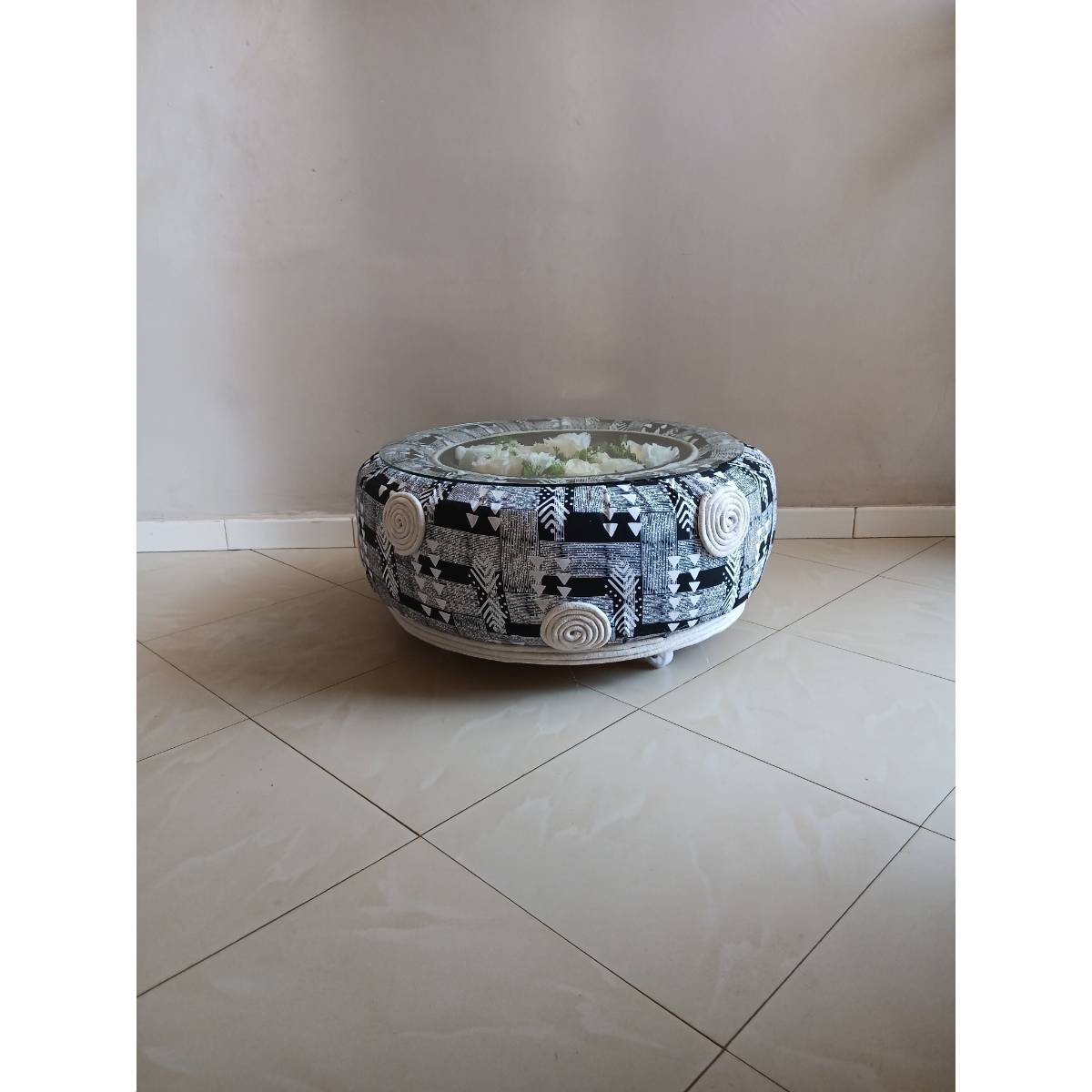 Table basse design moderne ronde noire et blanche, motif géométrique chic