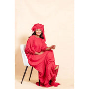 Robe fuchsia chic et bandeau pour un look irrésistible