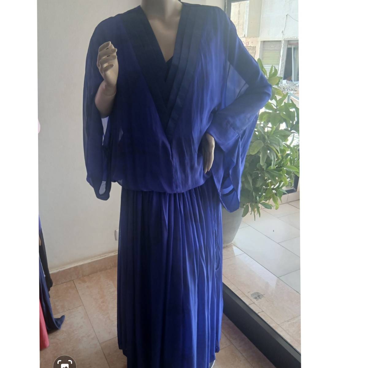 Robe bleue femme chic, plissée, col en V croisé, élégante et fluide
