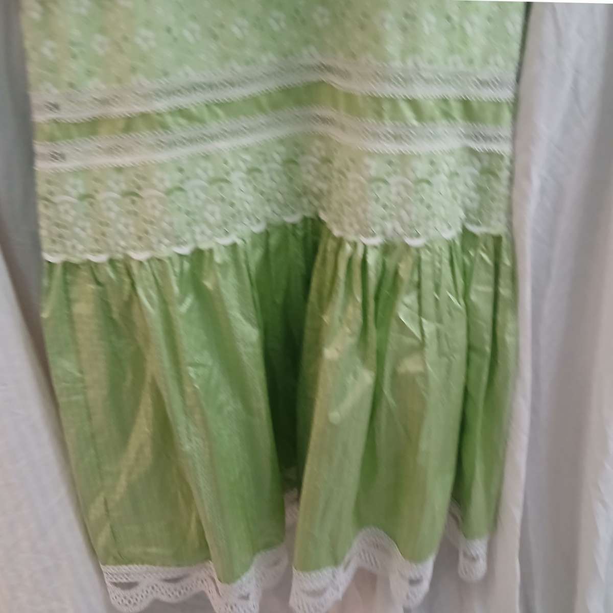 Robe verte brodée femme élégante, style bohème chic, garnitures blanches