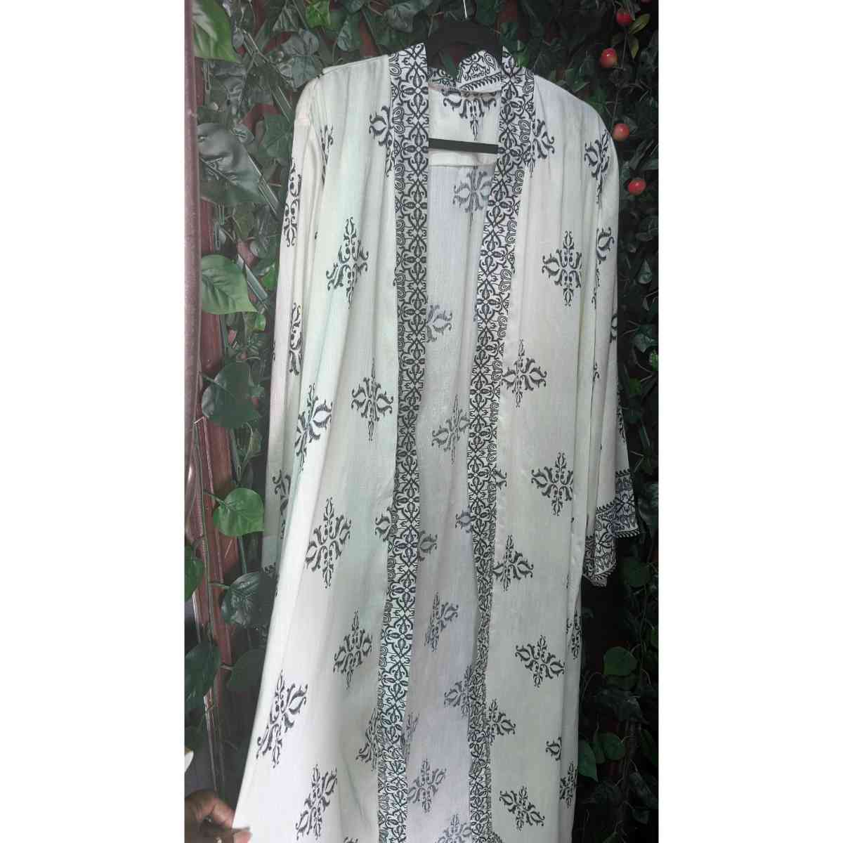 Kimono lin brodé femme blanc ivoire noir, chic et élégant, style bohème