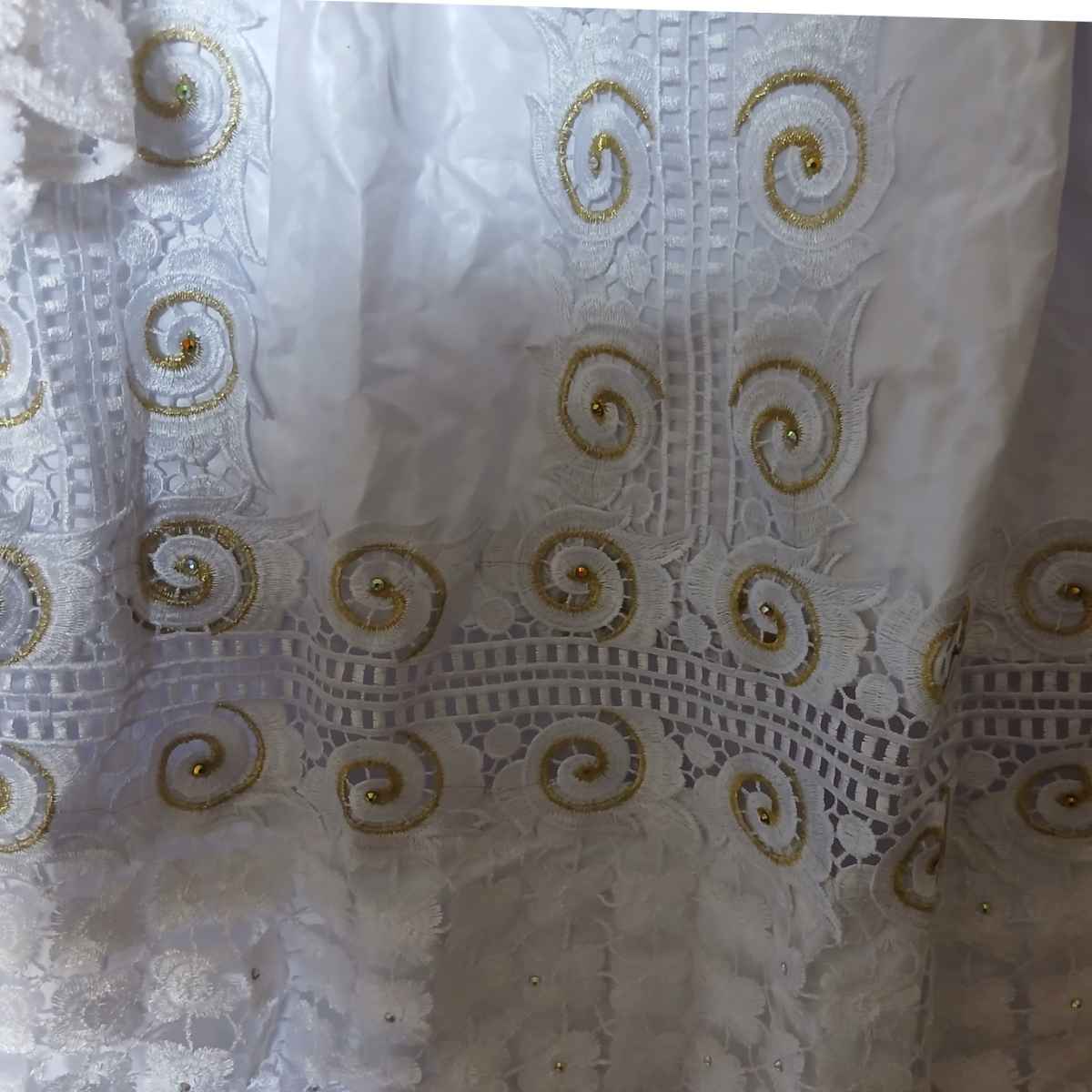 Robe blanche dentelle dorée Geztner longue élégante cérémonie mariage femme