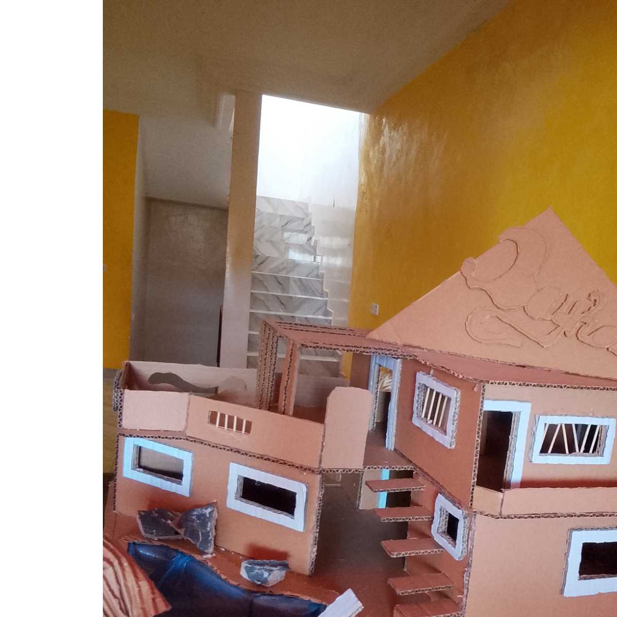 Maquette maison carton moderne avec piscine d'eau, mini maison design