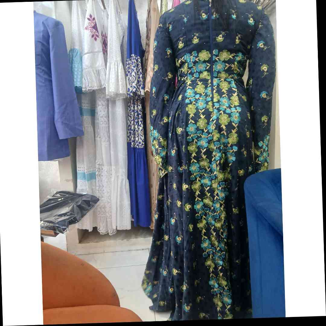 Robe brodée bleu marine longue femme élégante, cérémonie ou soirée