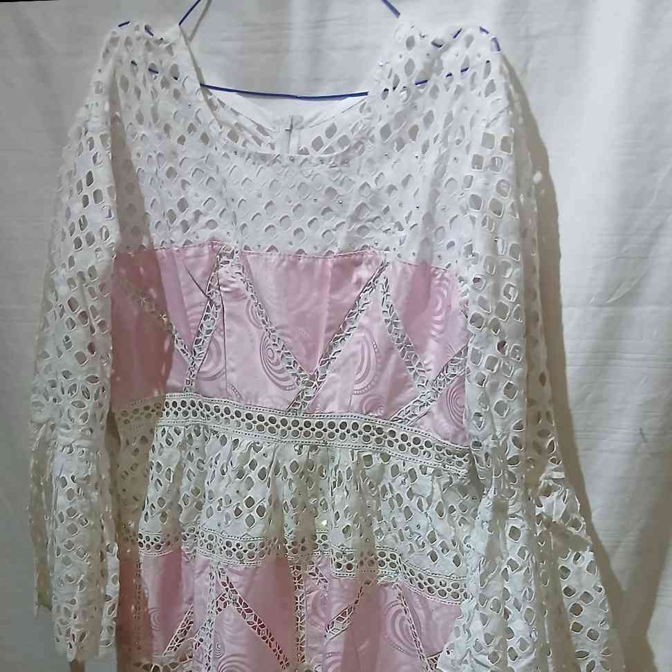 Robe bazin brodée blanche et rose bohème chic