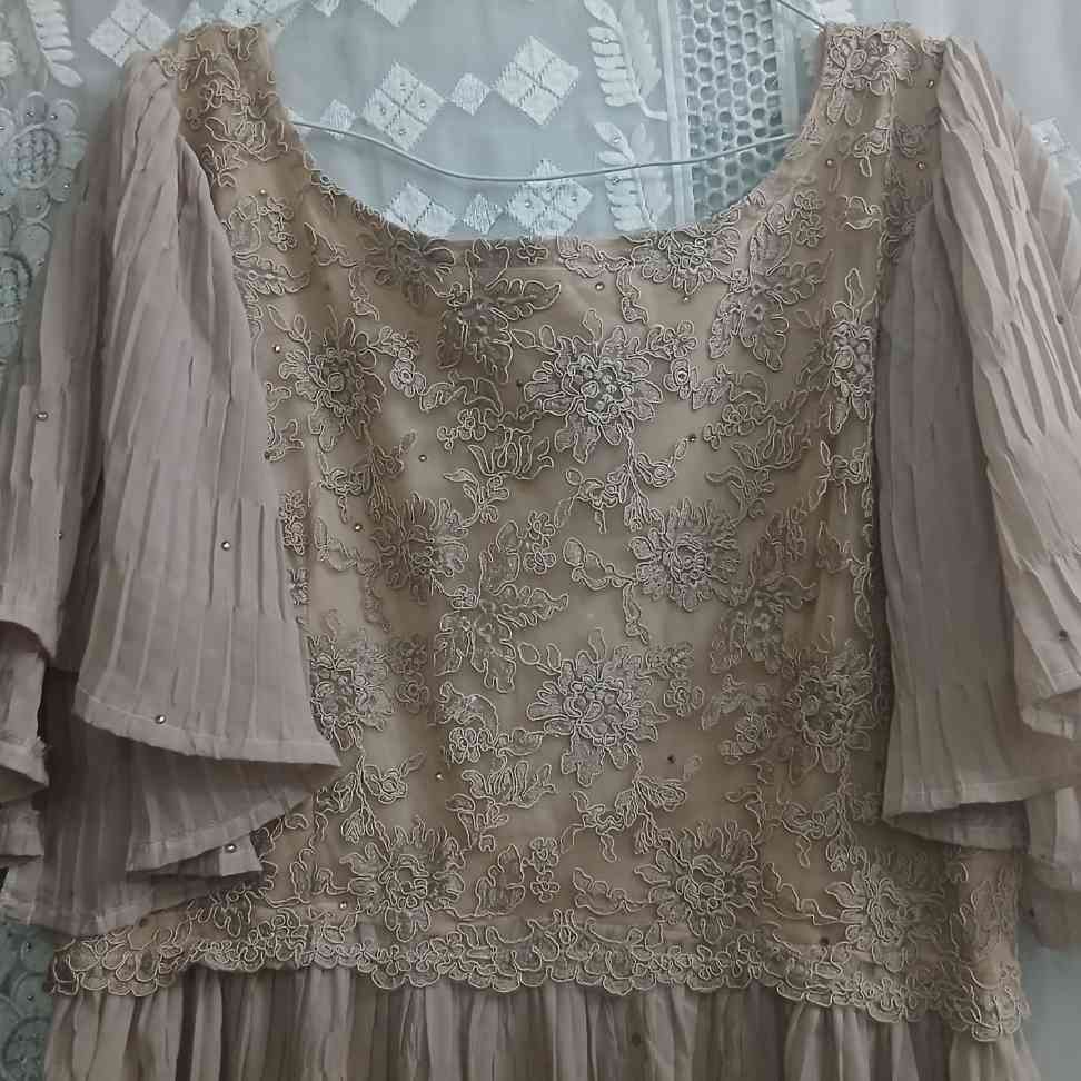 Robe dentelle beige femme longue plissée chic marron clair élégante cérémonie