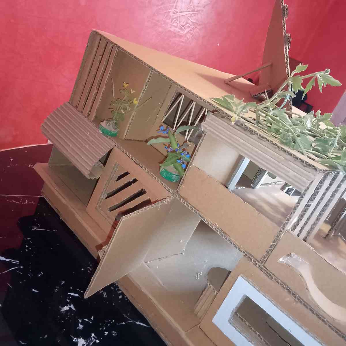Maquette maison carton moderne avec piscine d'eau, mini maison design