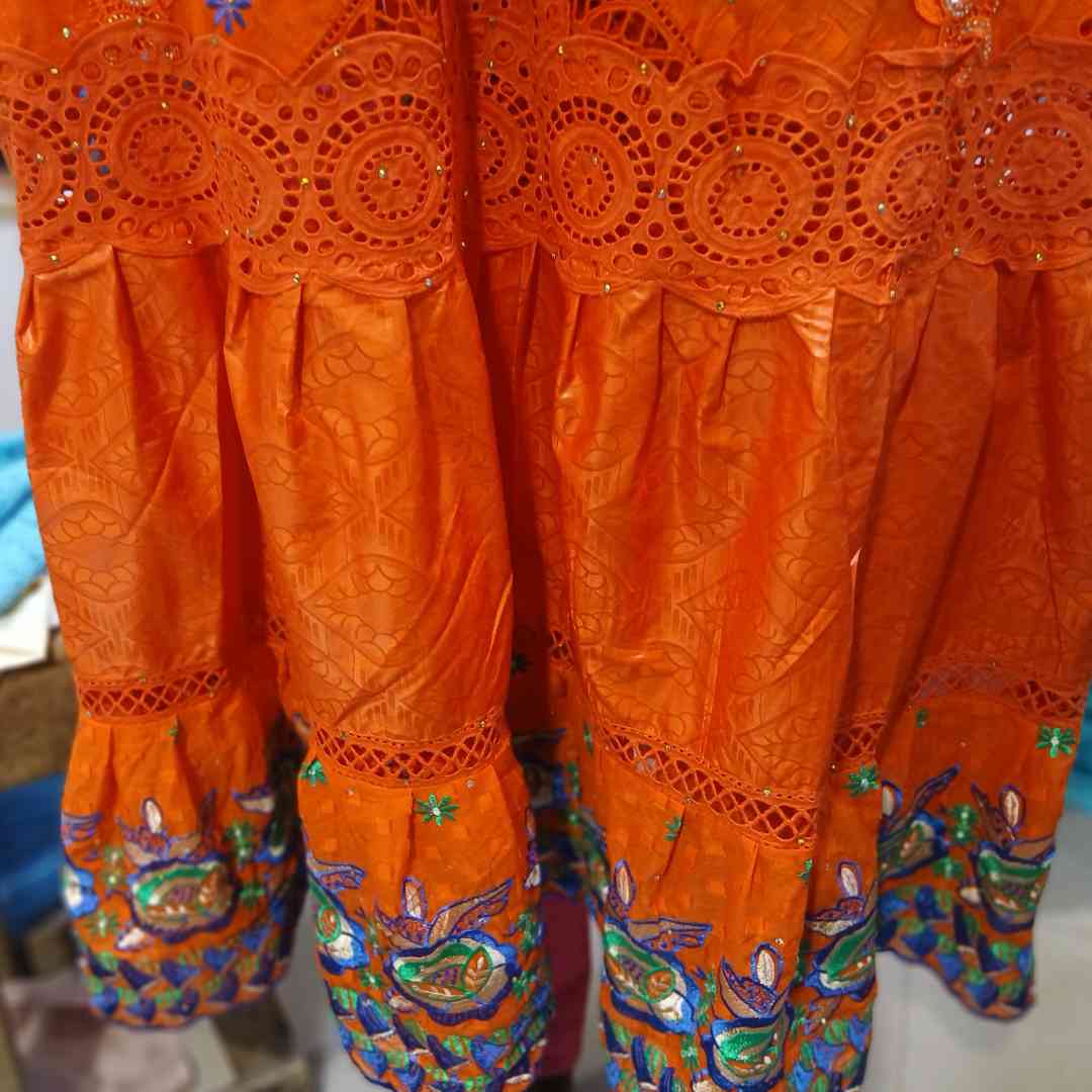 Robe bazin orange dentelle bleue