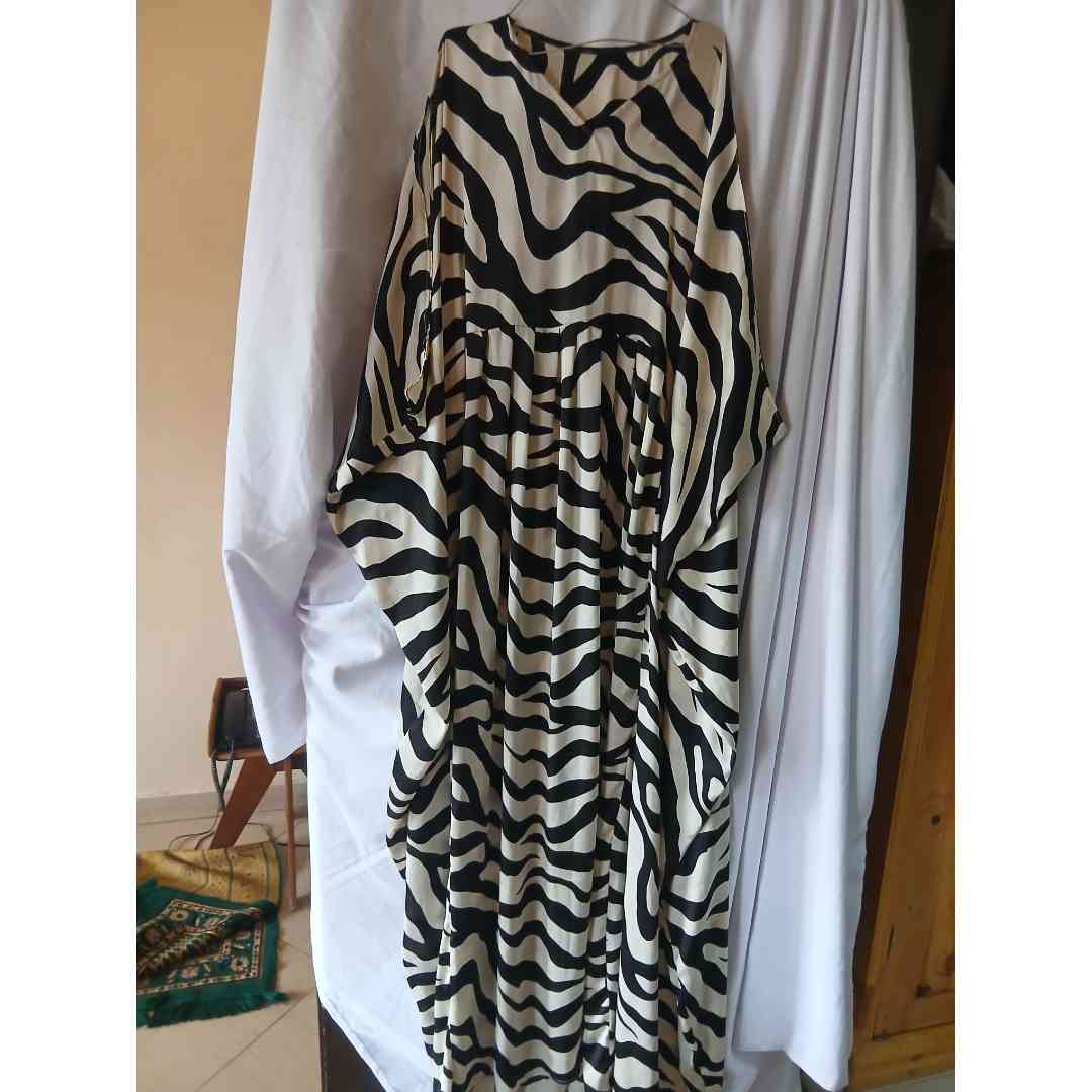 Robe longue en soie femme élégante noire et blanche
