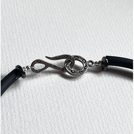 Taaraa - Collier design contemporain noir et blanc avec boucles d'oreilles, bijou artisanal femme unique