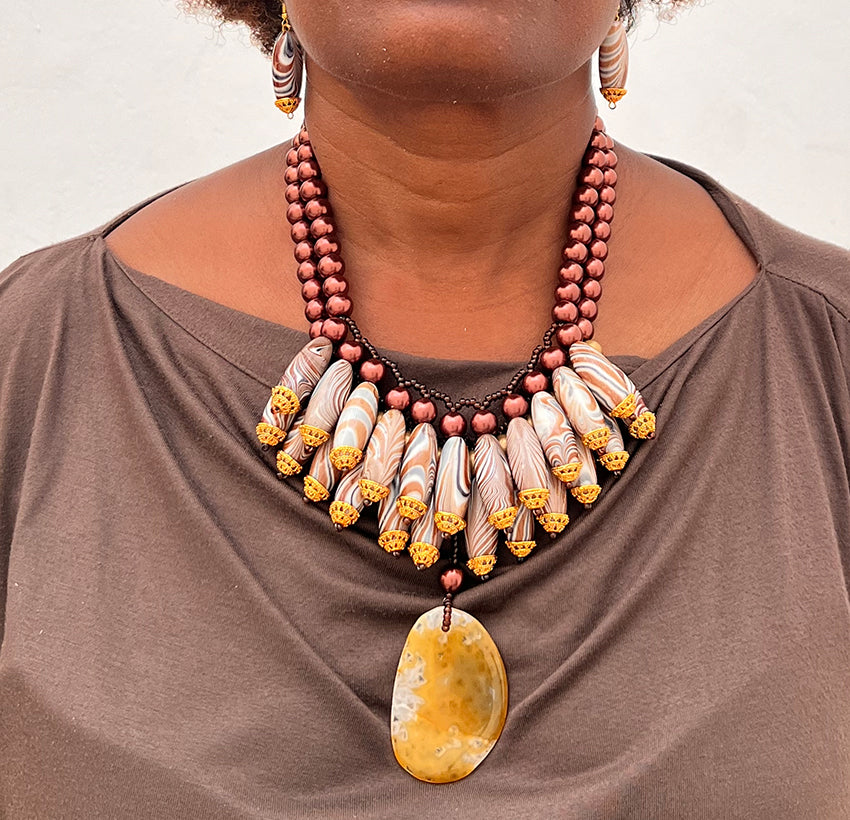 Ensemble collier et boucles d’oreilles dorées fait main – Perles et agate