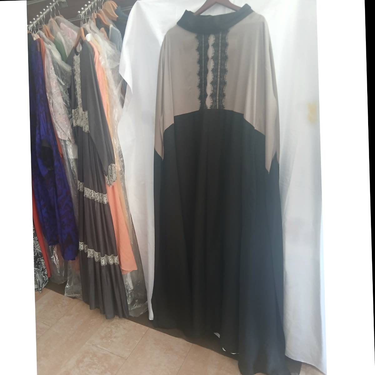 Robe en soie et dentelle femme longue élégante col montant gris noir