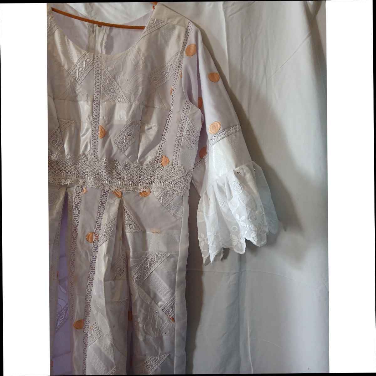 Robe geztner brodée beige blanc femme, élégante et légère été