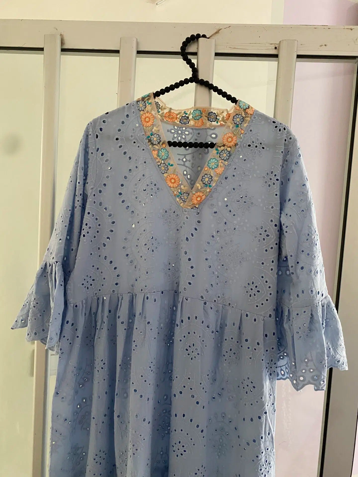 Robe bohème chic bleu ciel élégante pour un été irrésistible