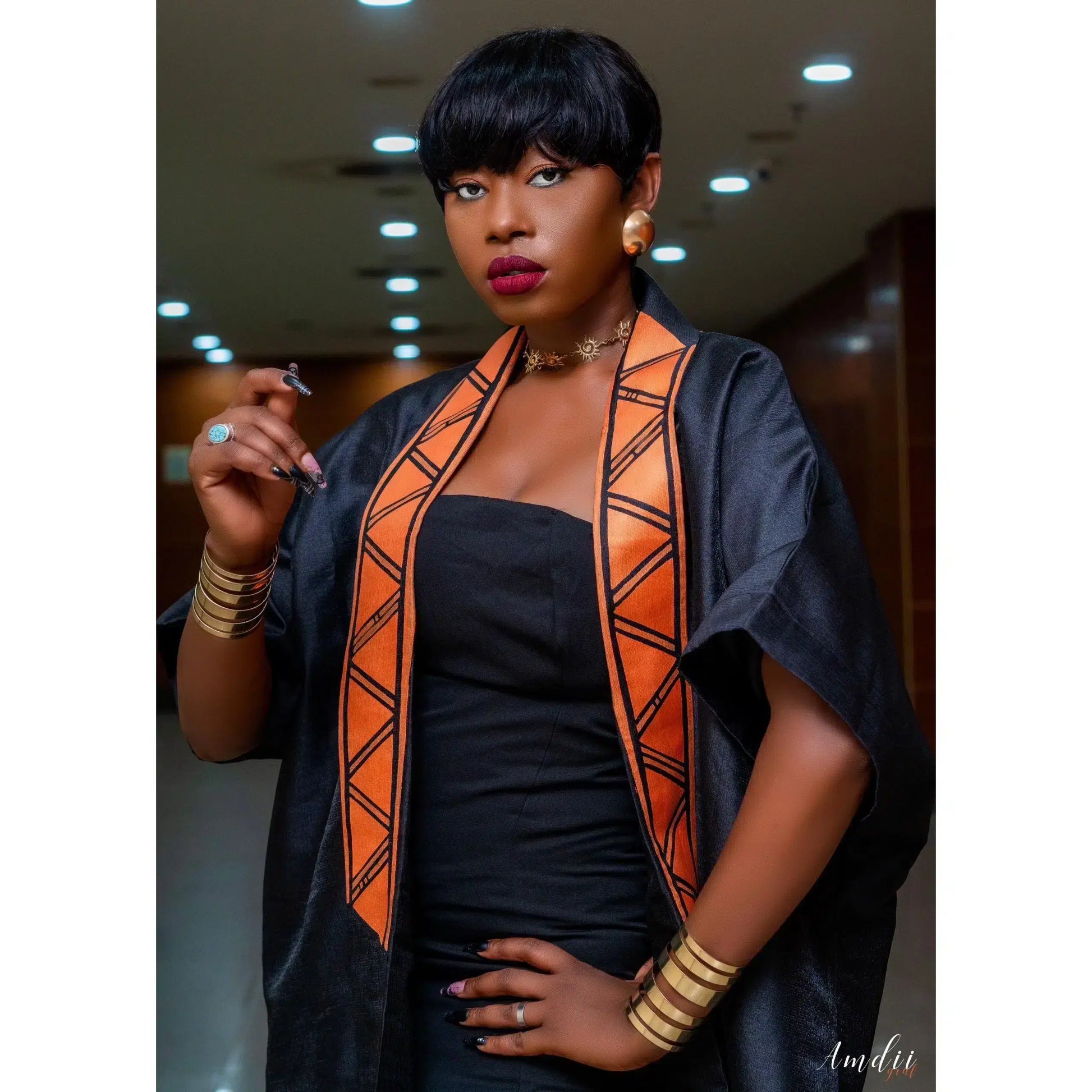 Manteau femme en tissu chantoum peint à la main et perlé au dos. Élégant stylé et chic