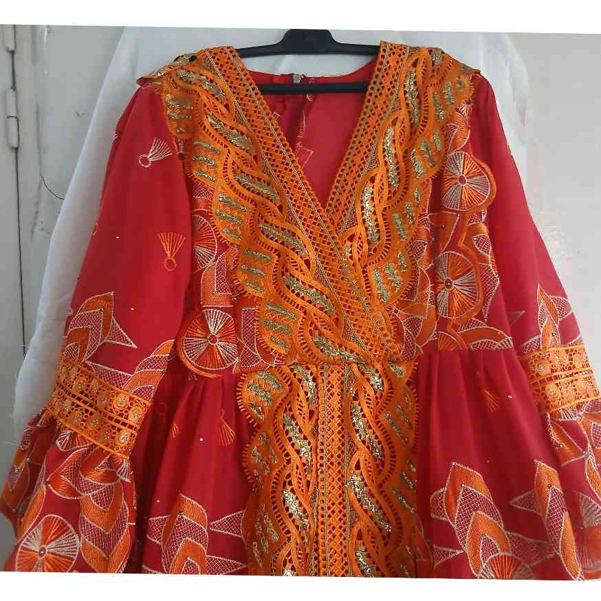 Robe brodée élégante avec garnitures pour un look unique