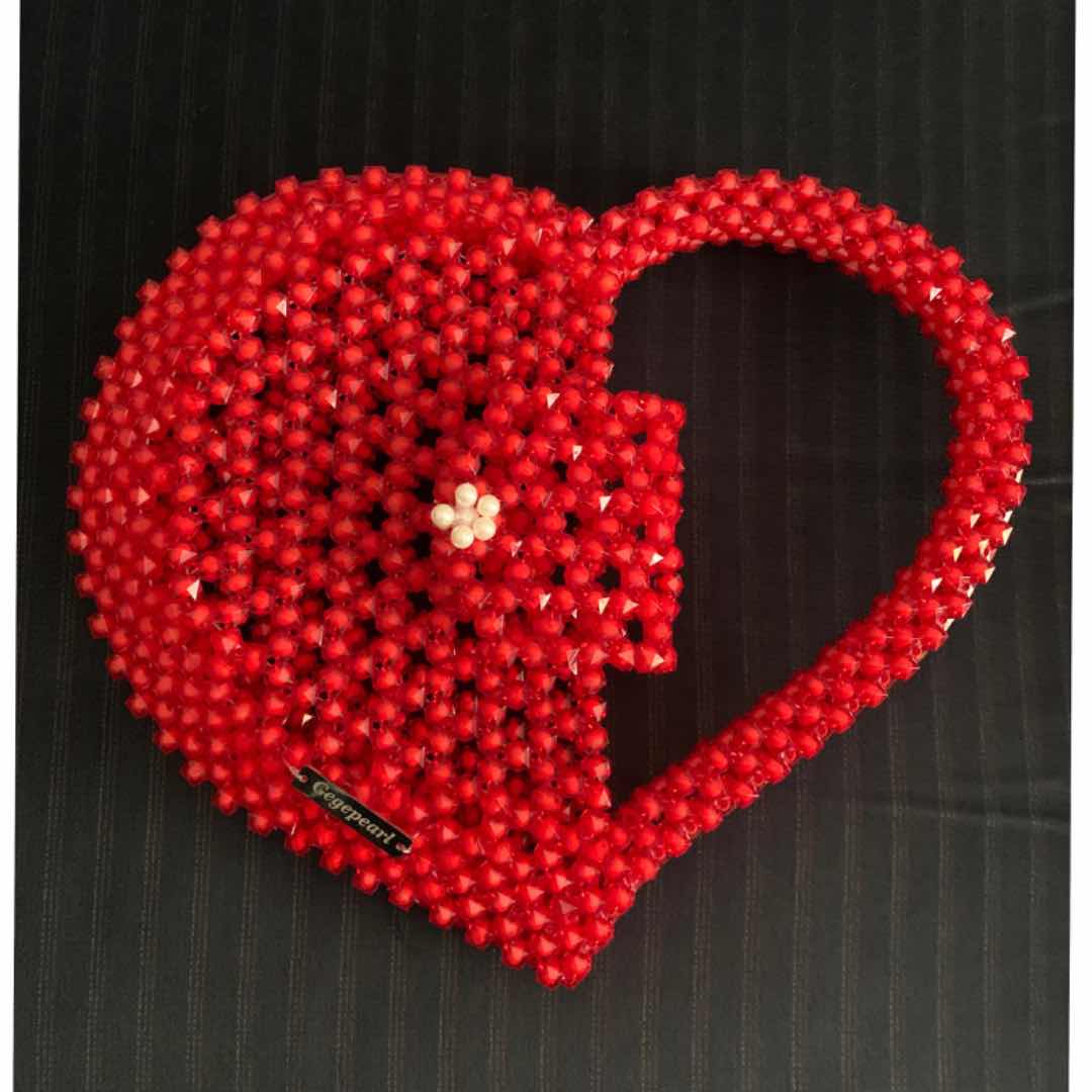 Sac rouge forme cœur en perles rouge