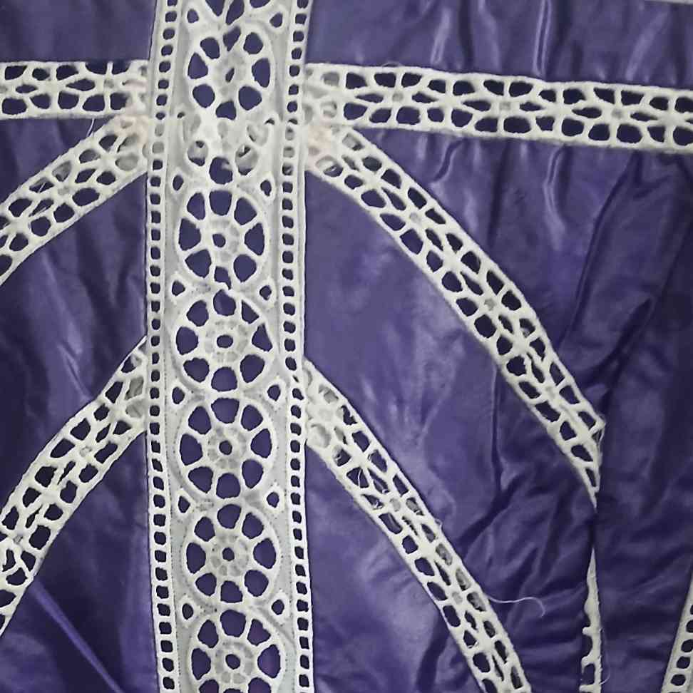 Robe wax geztner brodée mauve et blanche, élégante femme grande taille