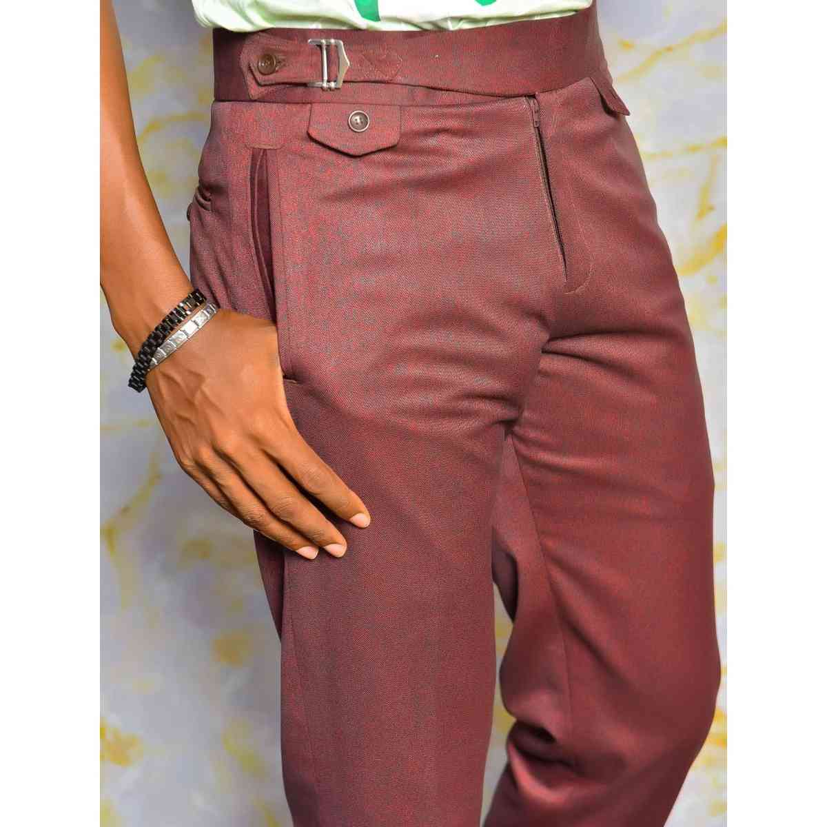 Costume africain homme bordeaux élégant motif ethnique, style moderne chic