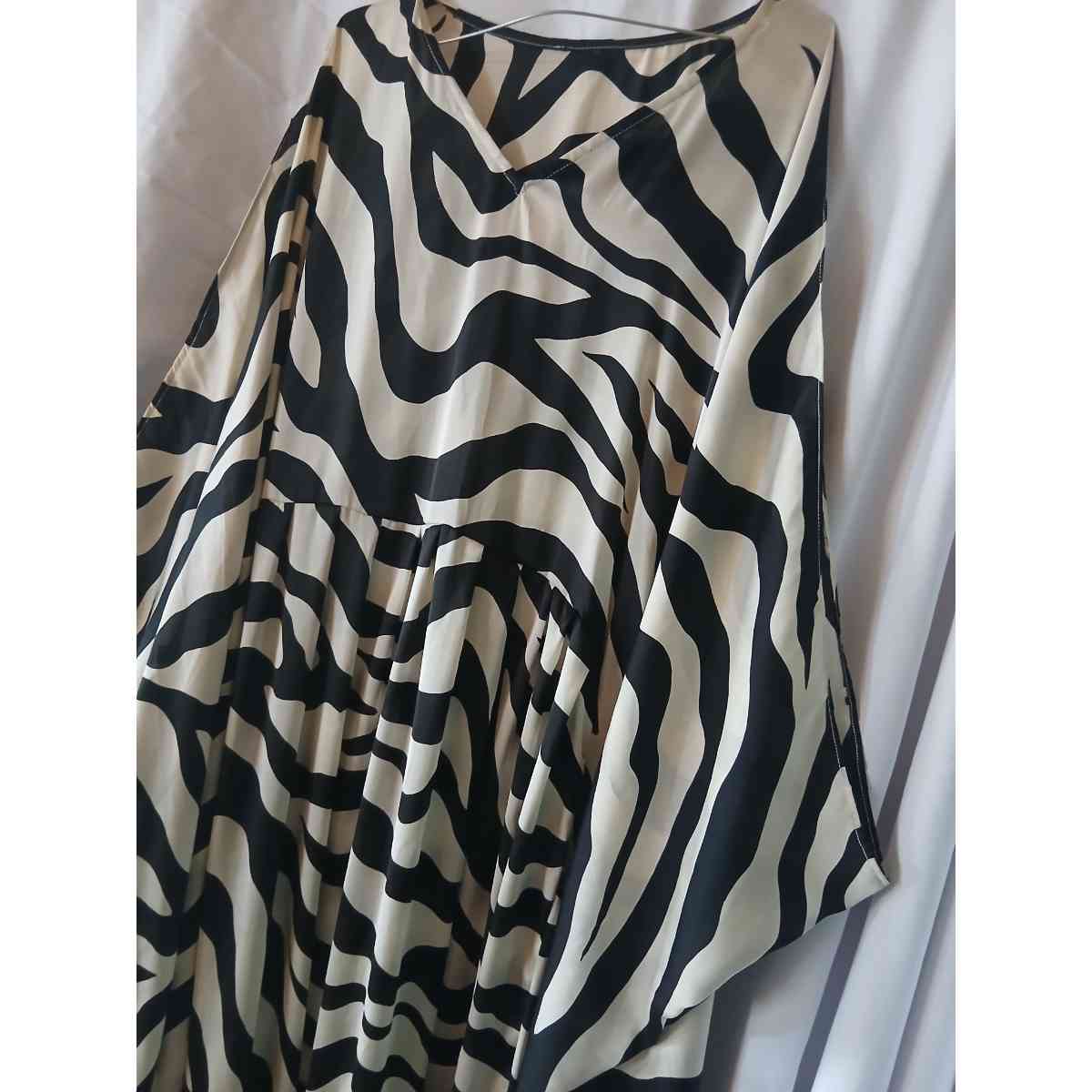 Robe longue en soie femme élégante noire et blanche