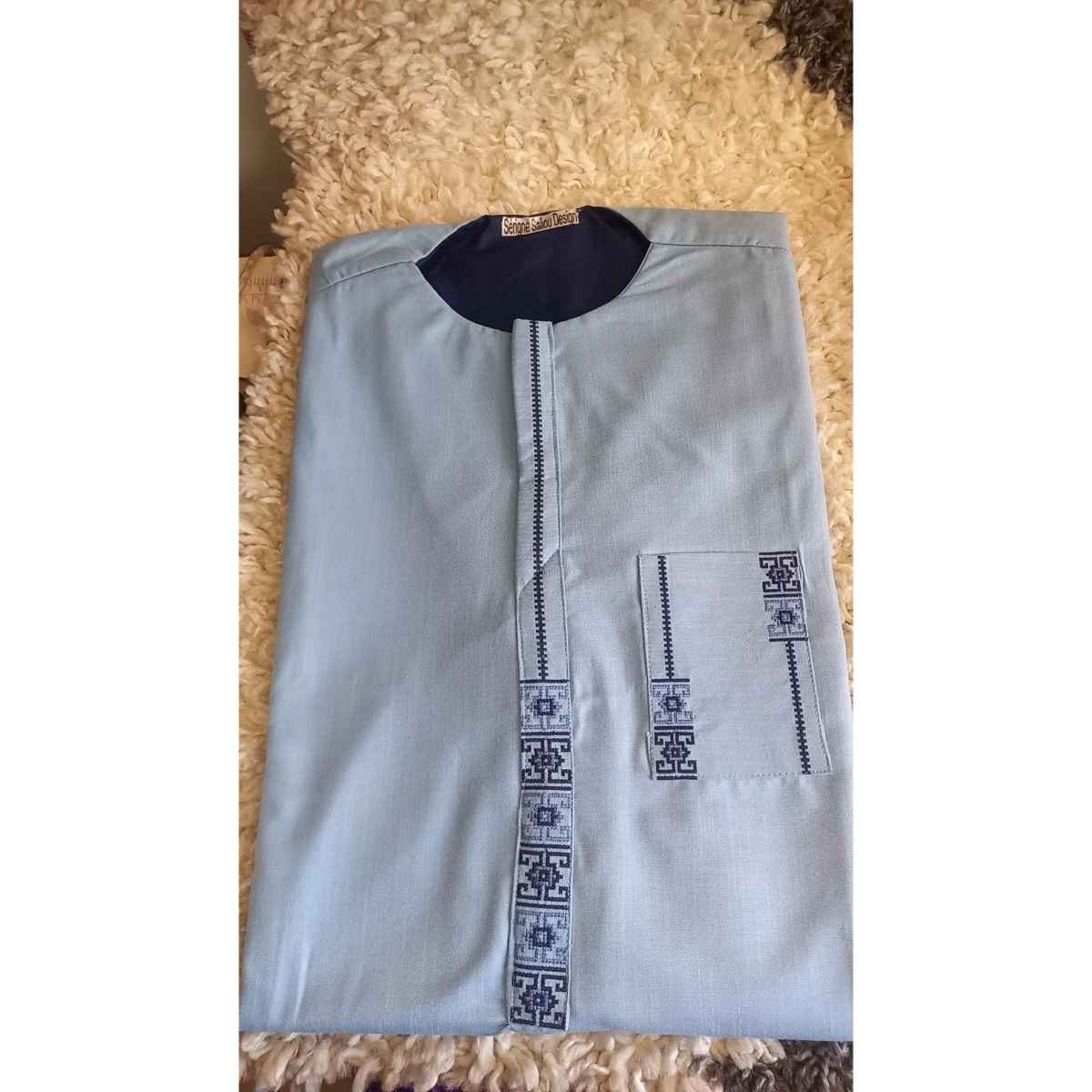 Tunique homme traditionnelle bleu élégante en coton brodé, col rond sans col