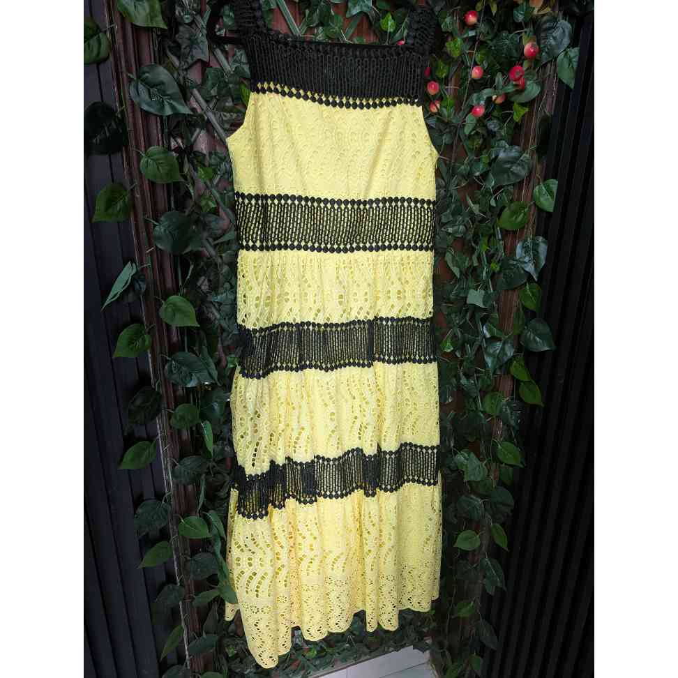 Robe brodée anglaise femme jaune et noir avec dentelle ajourée