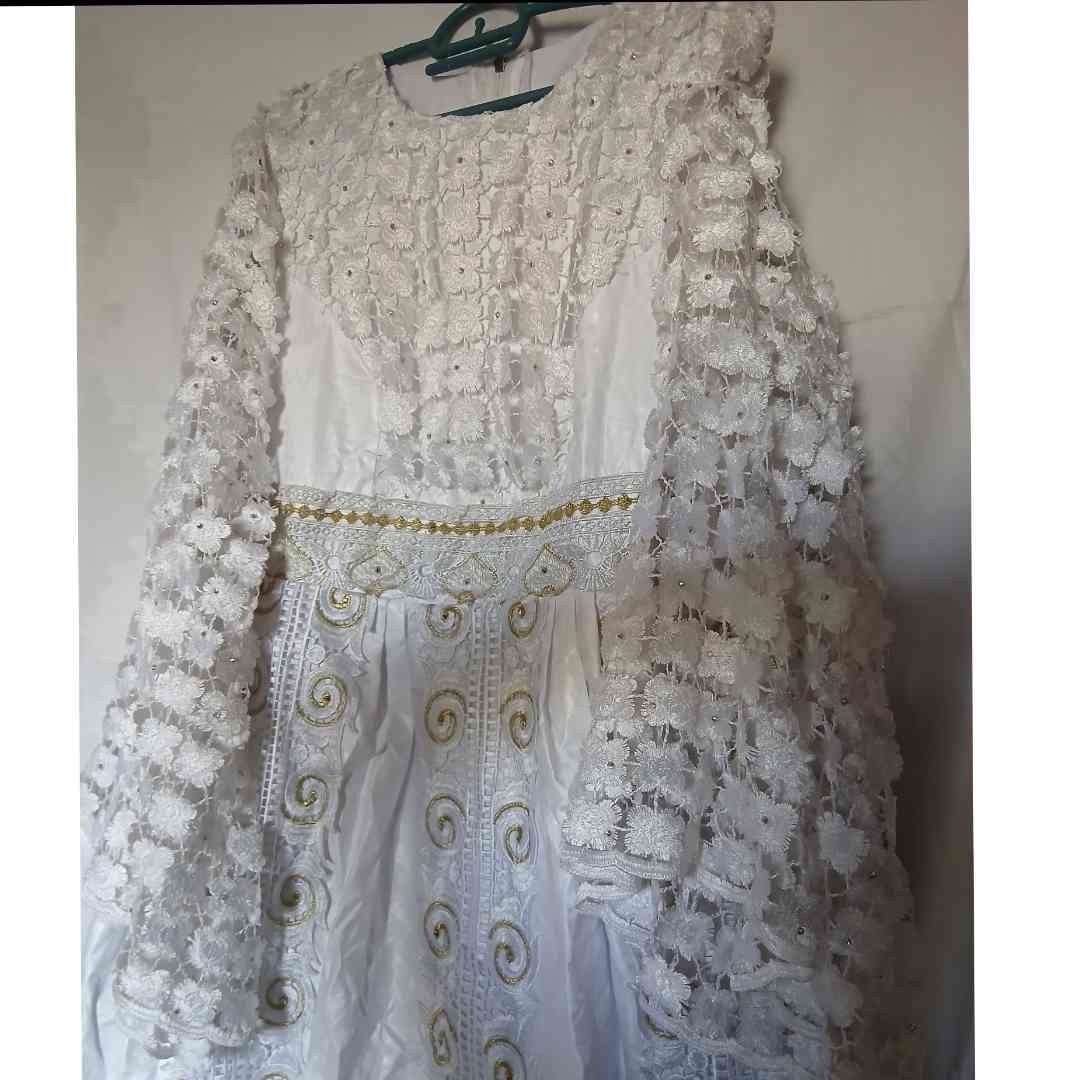 Robe blanche dentelle dorée Geztner longue élégante cérémonie mariage femme