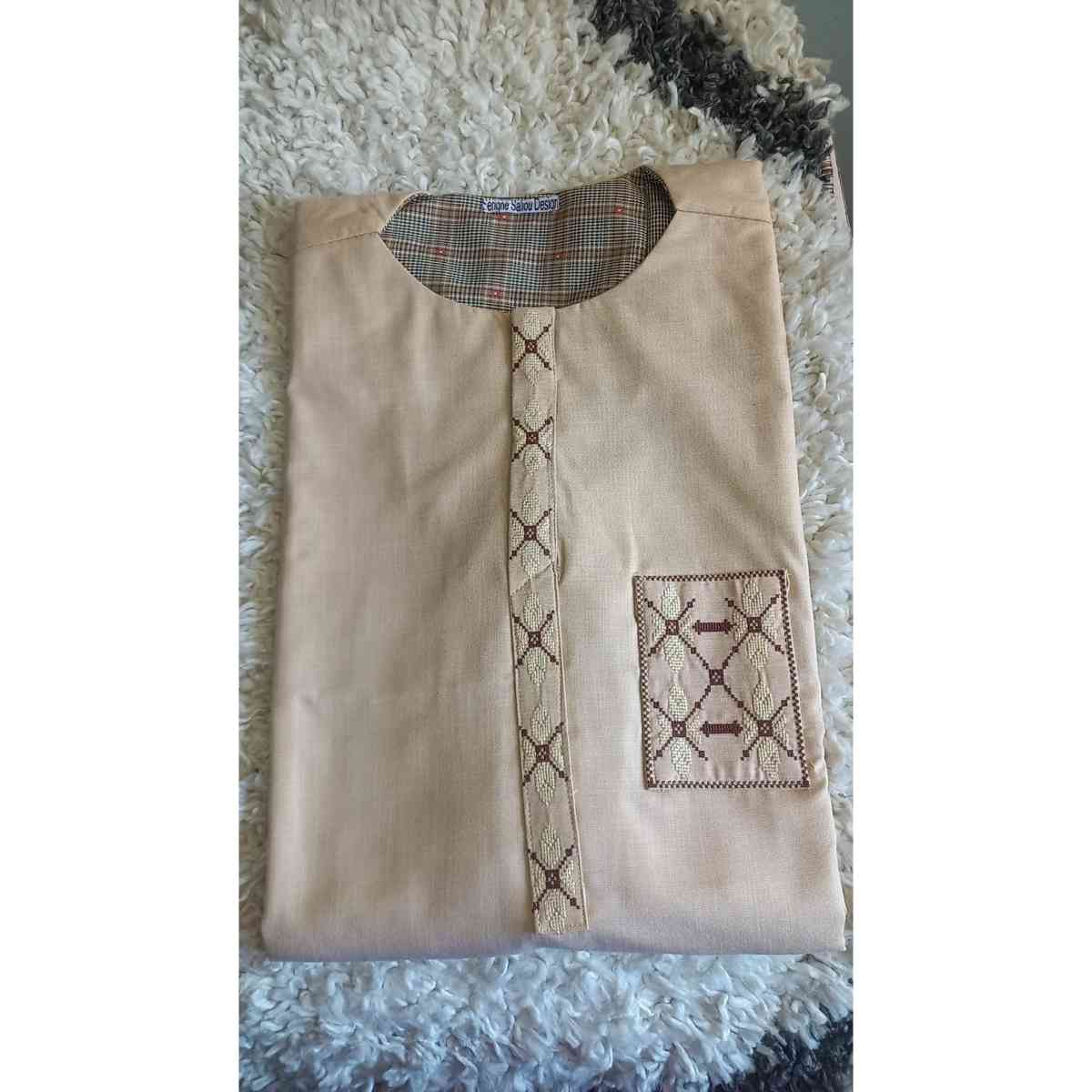 Tunique homme beige en coton lin brodé, élégante et chic décontractée