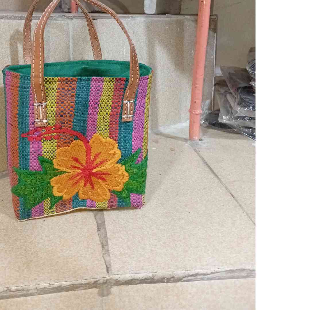 Mini sac panier fillette raphia tressé en en vert et rose