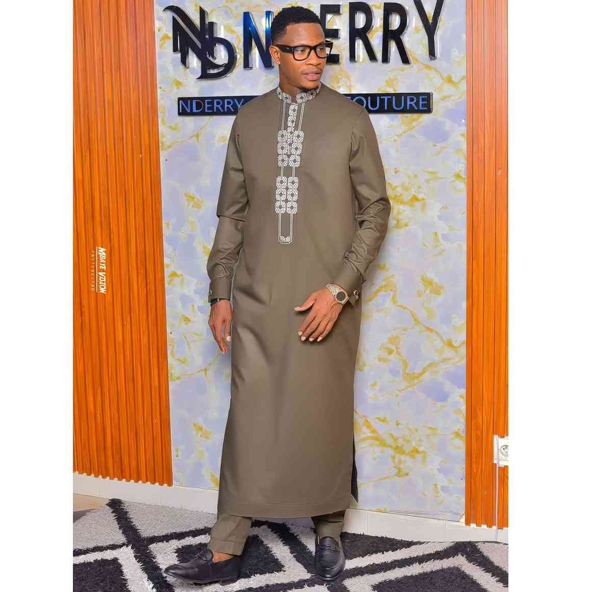 Tenue africaine homme moderne marron clair, costume élégant coupe ajustée