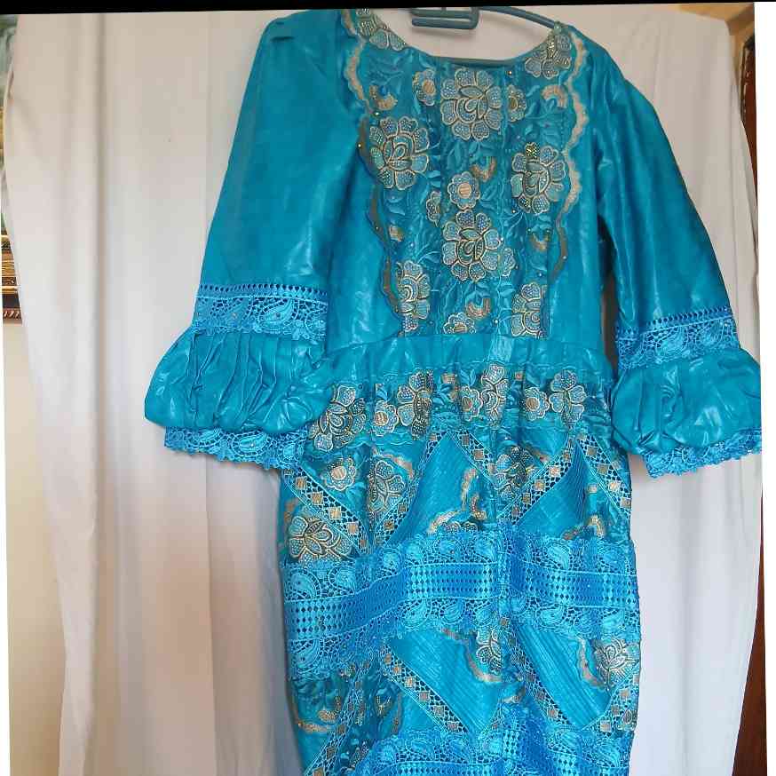 Robe bleu turquoise dentelle élégante, bazin brodé, cérémonie ou soirée