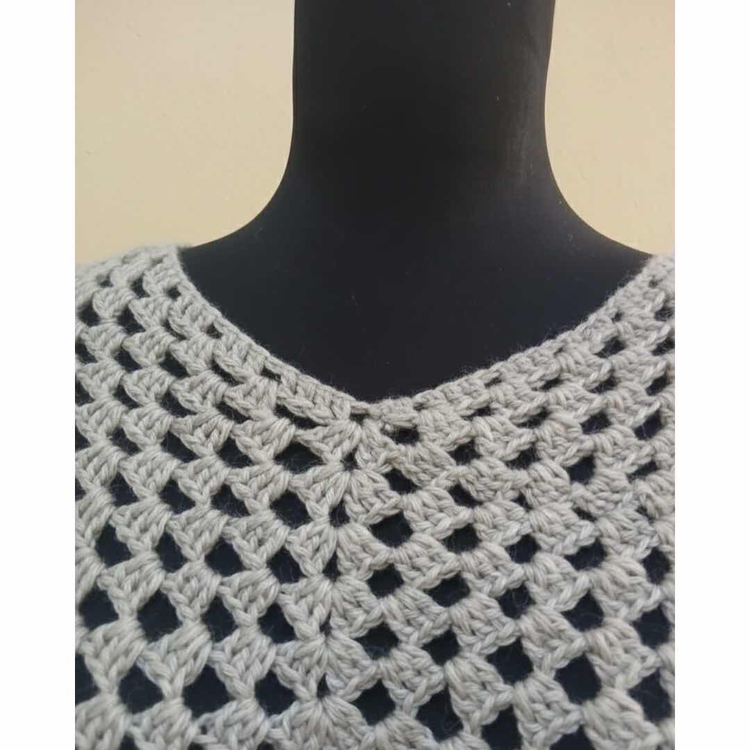 Poncho gris femme crocheté artisanal, élégant et chaud avec franges