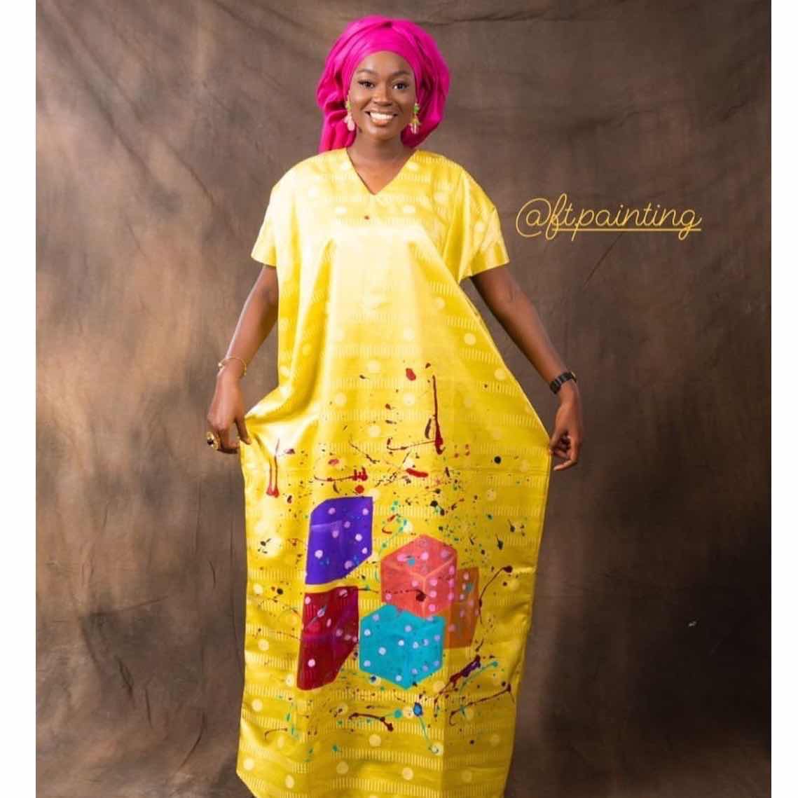 Robe en bazin peinte à la main jaune et foulard chantung