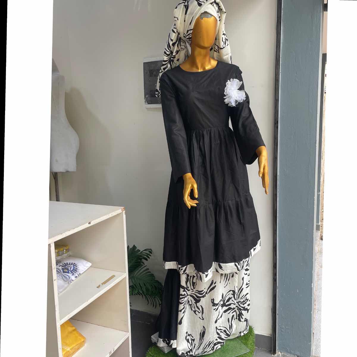 Ensemble 3 pièces femme noir chic : jupe, tunique et veste élégantes