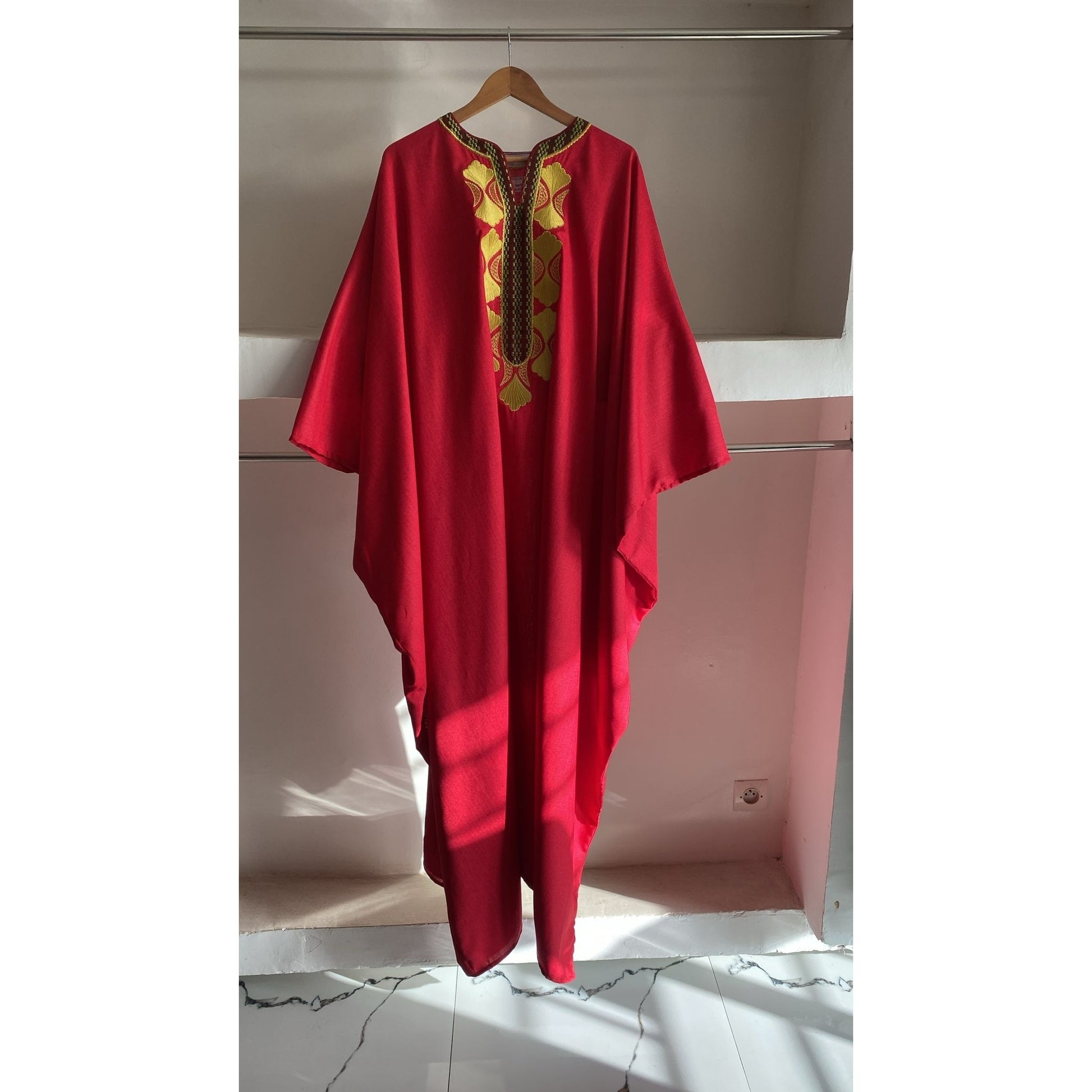 Boubou Rouge Artisanale Brodé en Pagne - Élégance Africaine